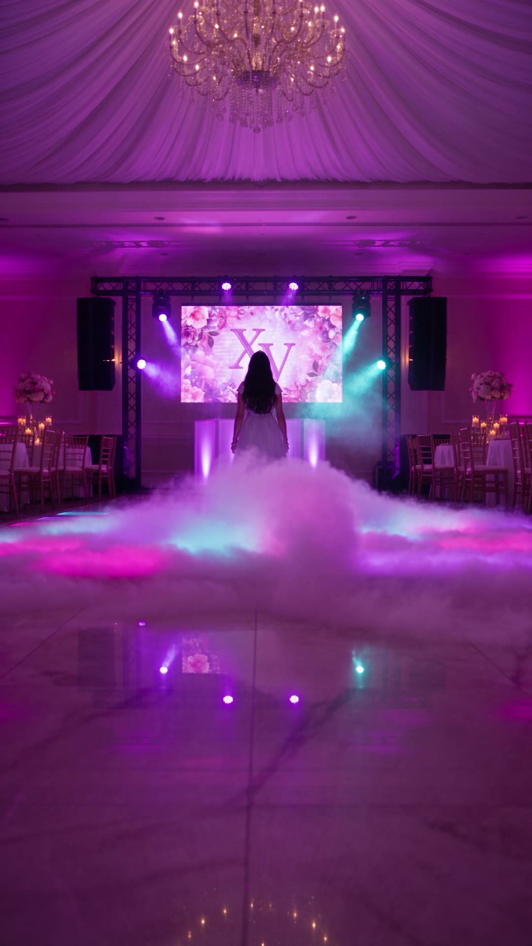 La quinceañera entra a la pista entre humo bajo