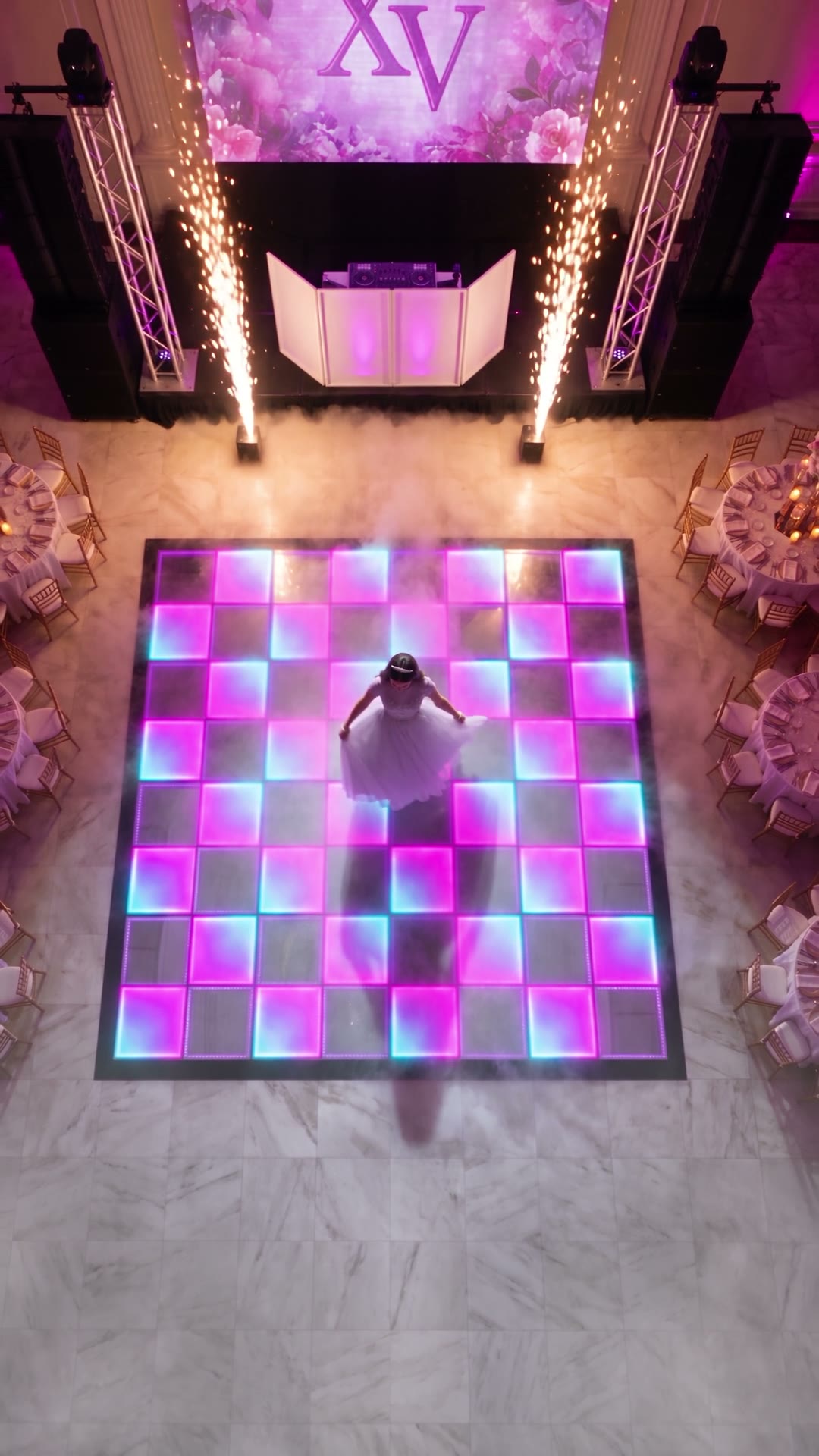 Vista cenital de la pista LED con la quinceañera al centro